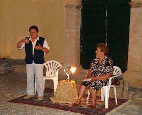 Danilo Ripanti e Sandra Cappelletti nella Corte antica di Palazzo Piccolomini