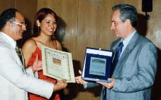 Ridha Tlili consegna il Premio a Giuseppe Ficara